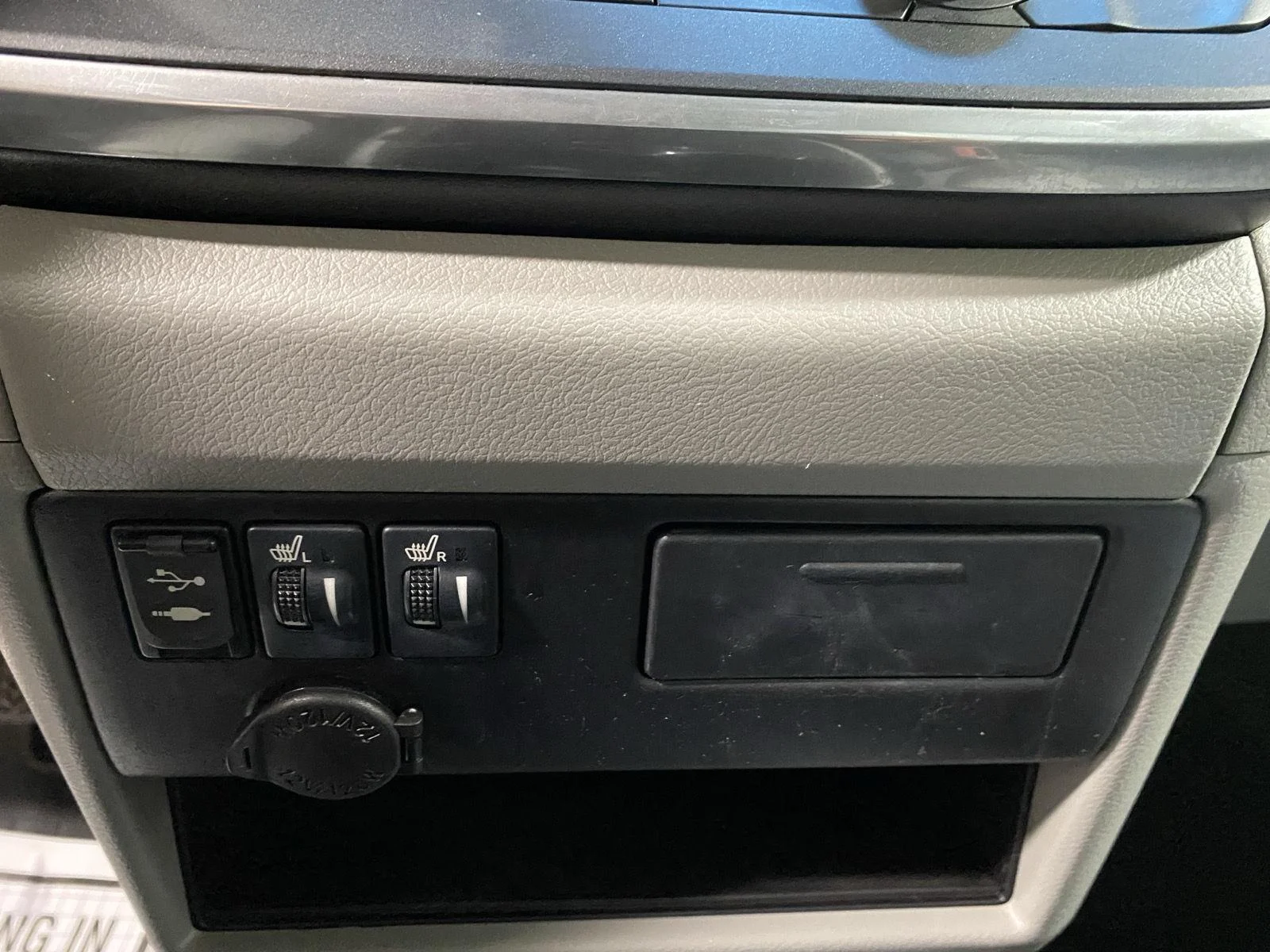 Used 2017 Predawn Gray Mica Toyota XLE image 27