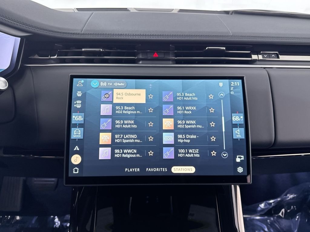 New 2026 SANTORN BLK MET Land Rover SE image 16