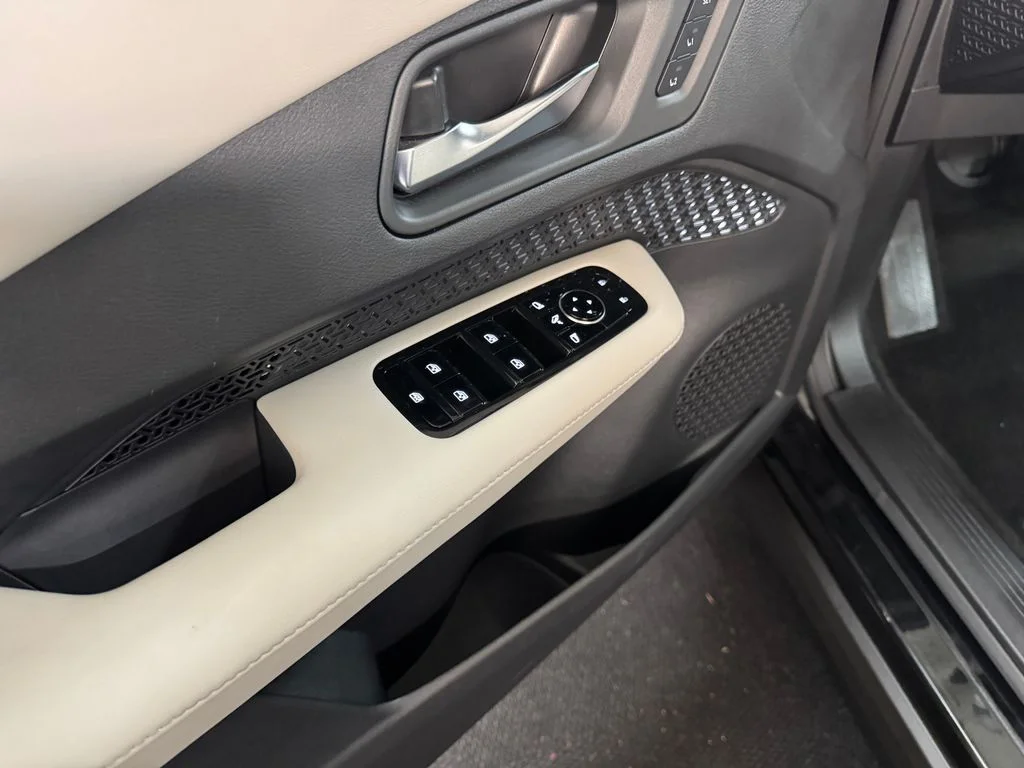 Used 2023 Black Nissan ENGAGE image 13
