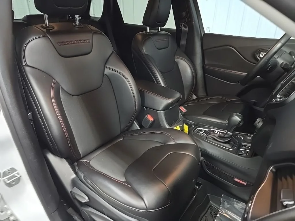 Used 2019 White Jeep Trailhawk image 18