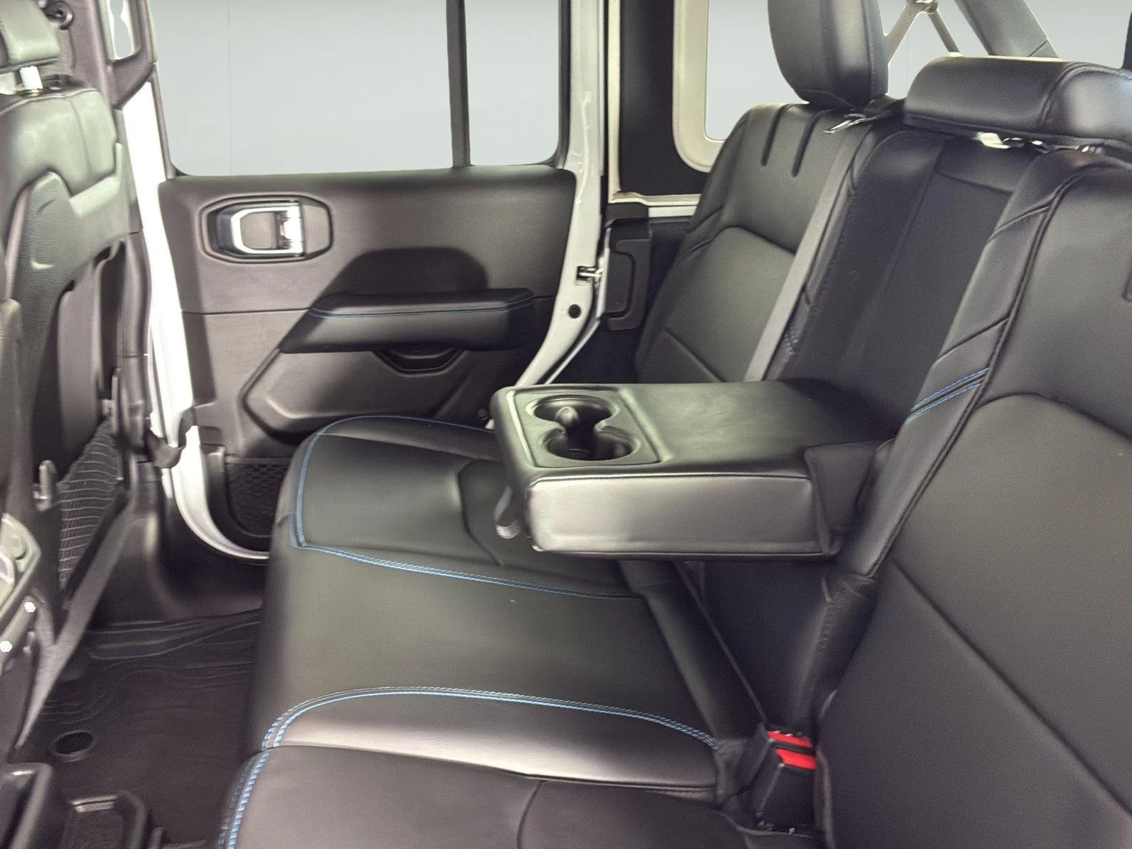 Used 2024 Bright White Clearcoat Jeep Rubicon X image 23