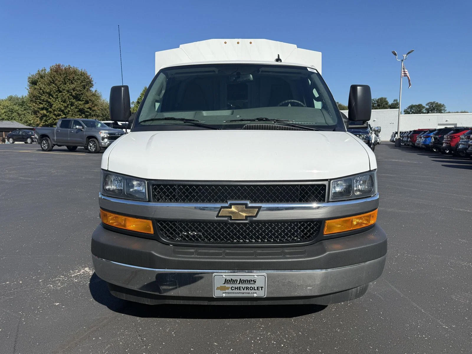 New 2026 Summit White Chevrolet 1WT image 15