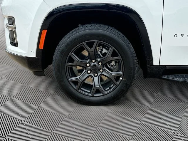 New 2026 Bright White Clear-Coat Exterior Paint Jeep Limited Altitude image 39