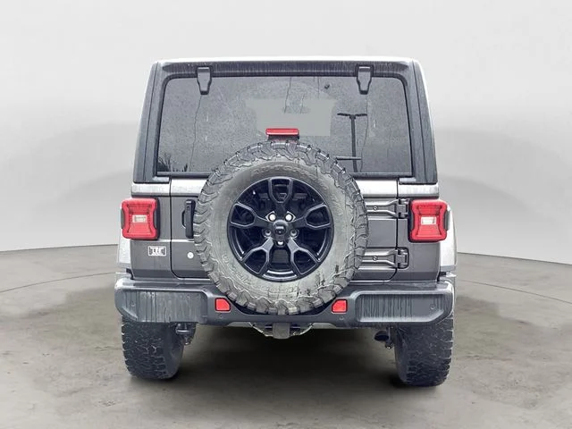 Used 2018 Crystal Metallic Jeep Unlimited Sahara image 4