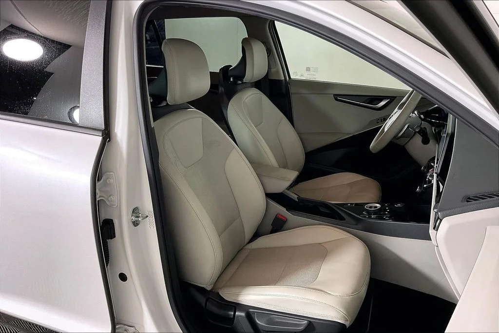 Used 2023 White Kia Wind image 6