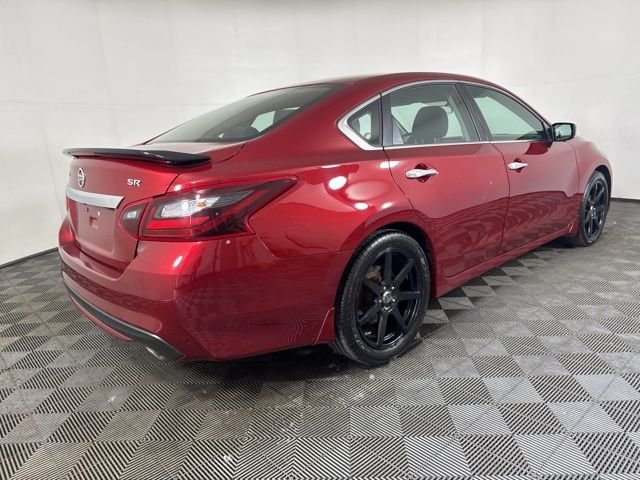 Used 2017 Red Nissan 2.5 SR image 3