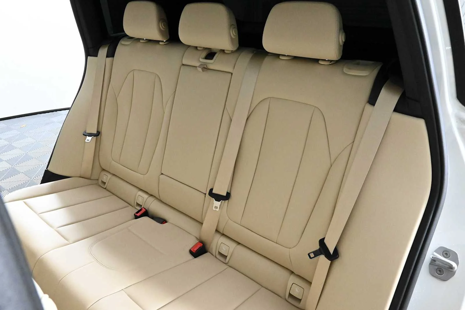 Used 2020 Mineral White Metallic BMW sDrive30i image 16