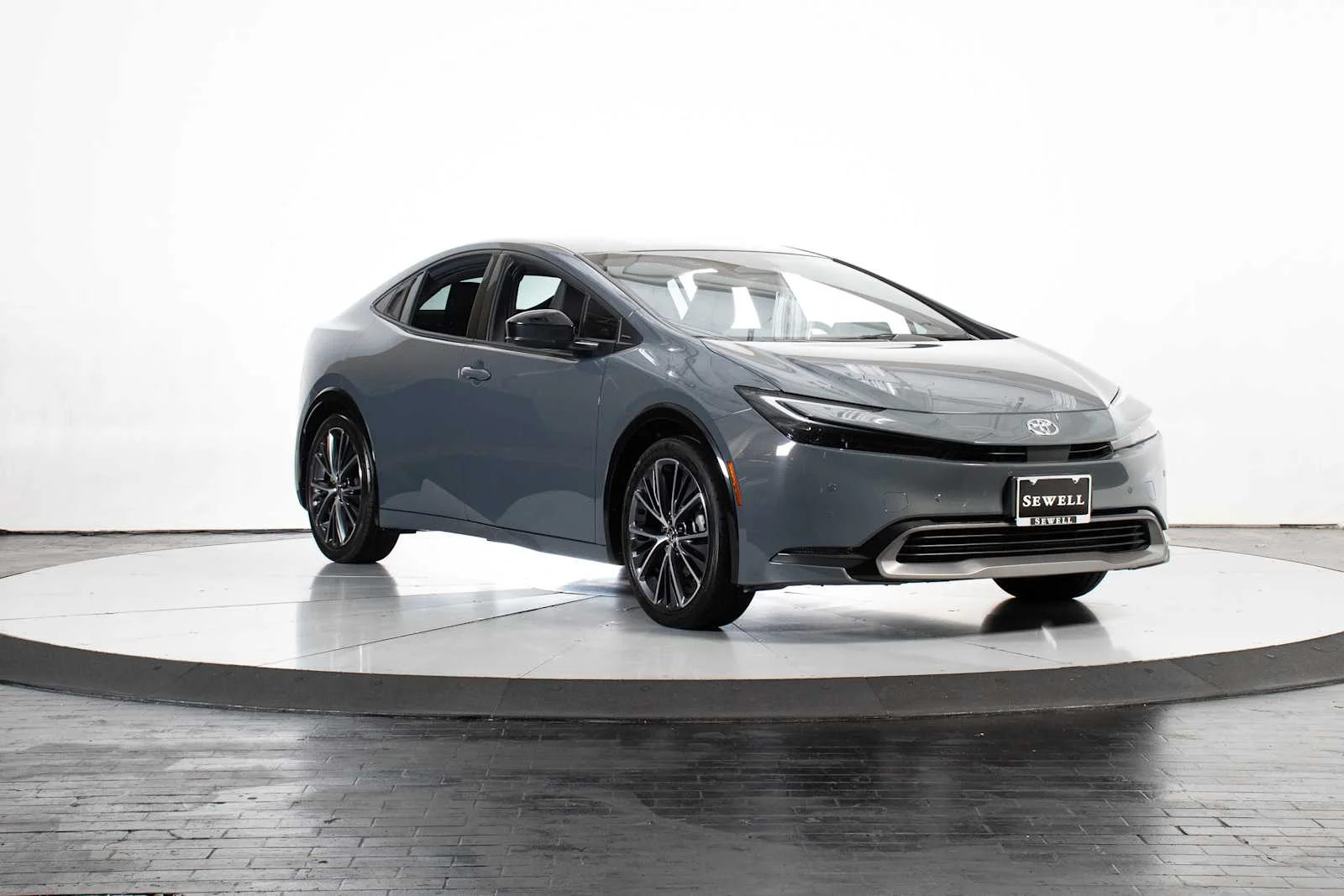 Used 2024 Guardian Gray Toyota XLE image 8