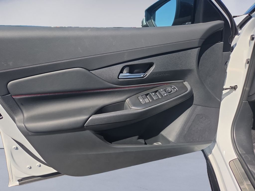 New 2026 Aspen White TriCoat / Super Black Two-tone Nissan SR image 11