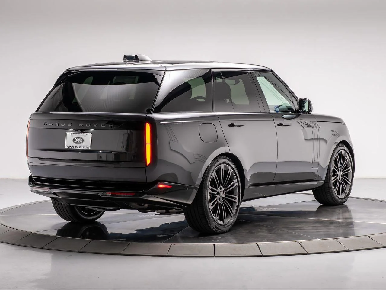 New 2026 Carpathian Grey Land Rover P400 SE image 5