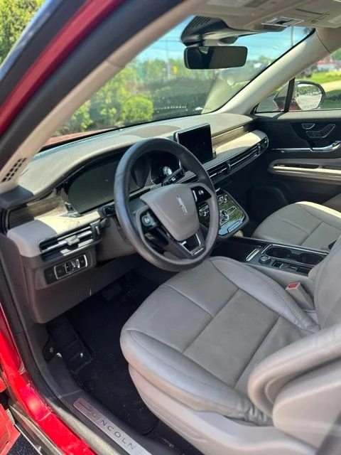 Used 2022 Red Lincoln Reserve image 2