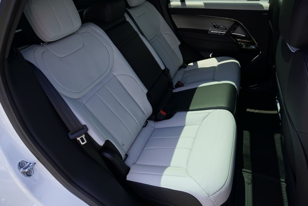 New 2026 Ostuni Pearl White LAND ROVER Dynamic SE image 27