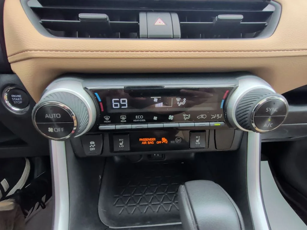 Used 2019  Toyota XLE image 19