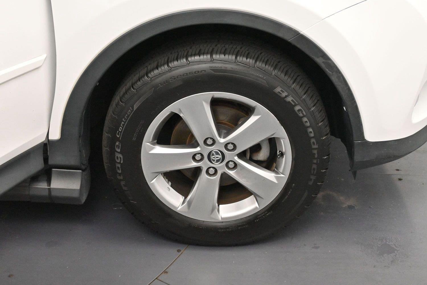 Used 2015 Super White Toyota XLE image 31