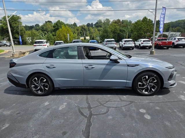 Used 2025 Blue Hyundai SEL image 9