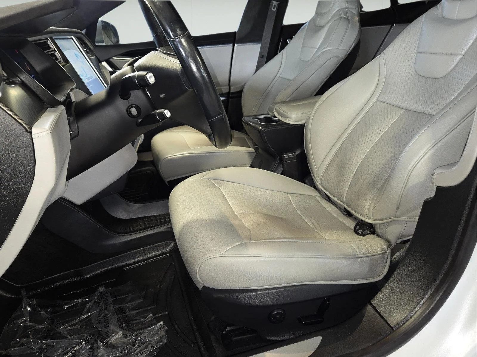 Used 2015 White Tesla P85D image 25