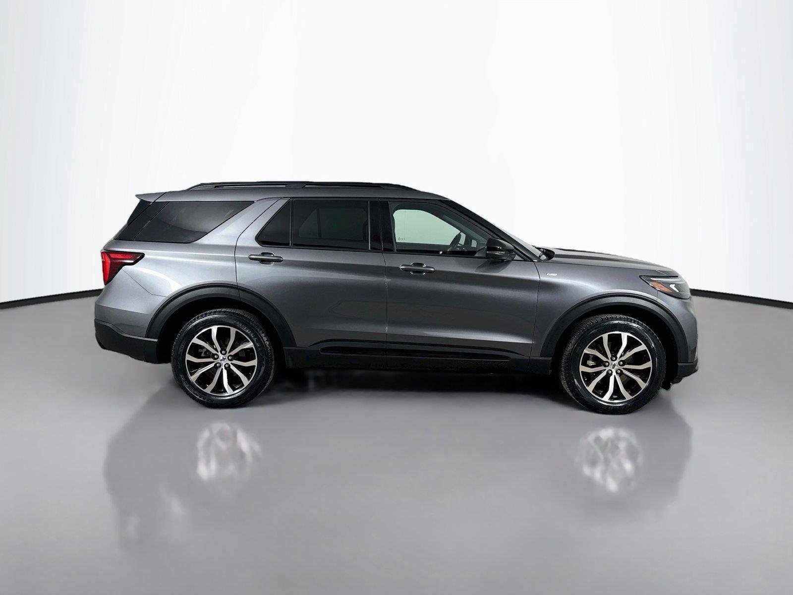 Used 2025 Gray Ford ST-Line image 13