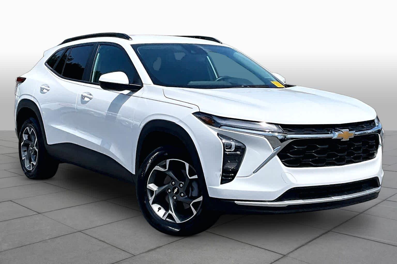 Used 2025 Summit White Chevrolet LT image 3
