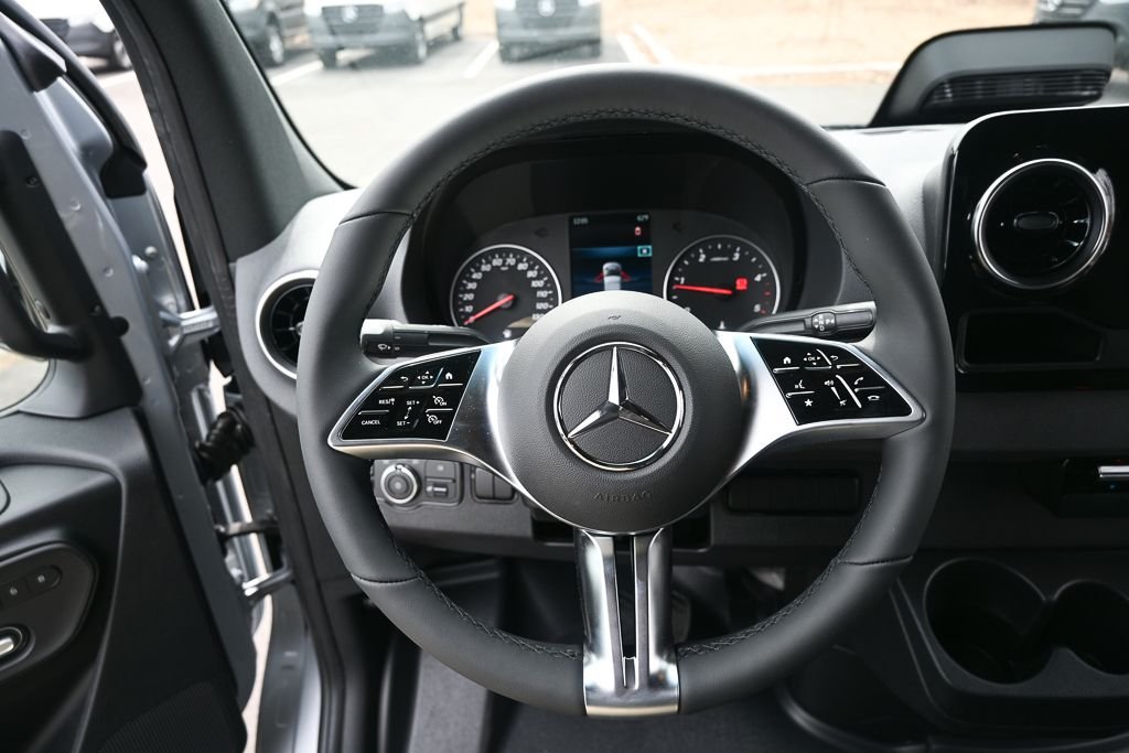 Used 2026 high-tech silver metallic Mercedes-Benz Cargo 170 WB image 2