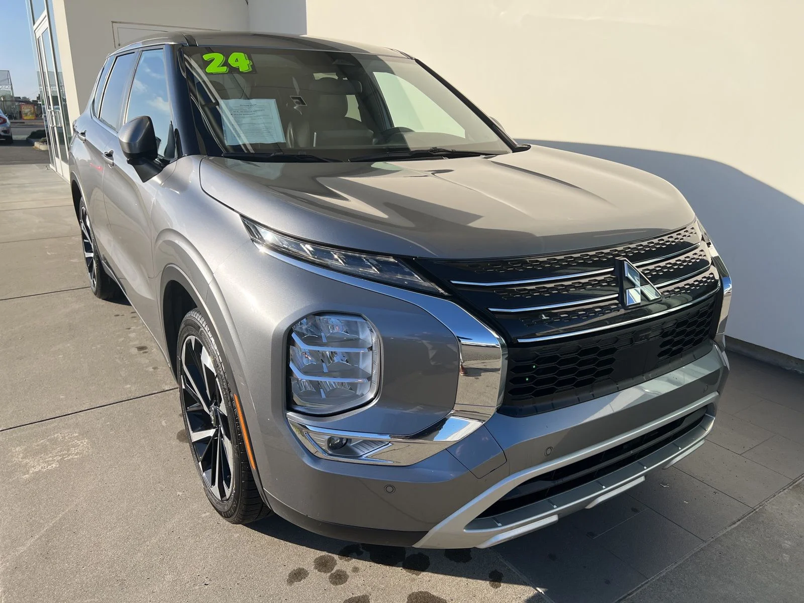2024 Mitsubishi Outlander SE 2WD's photo