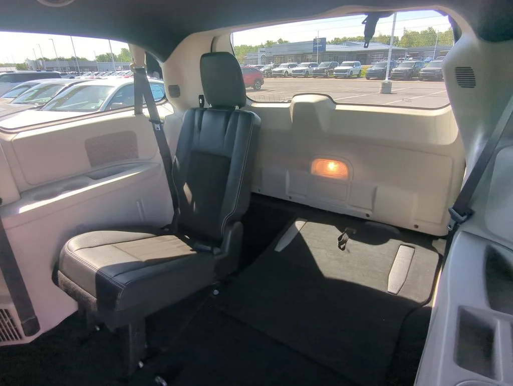 Used 2019 Gray Dodge SXT image 23