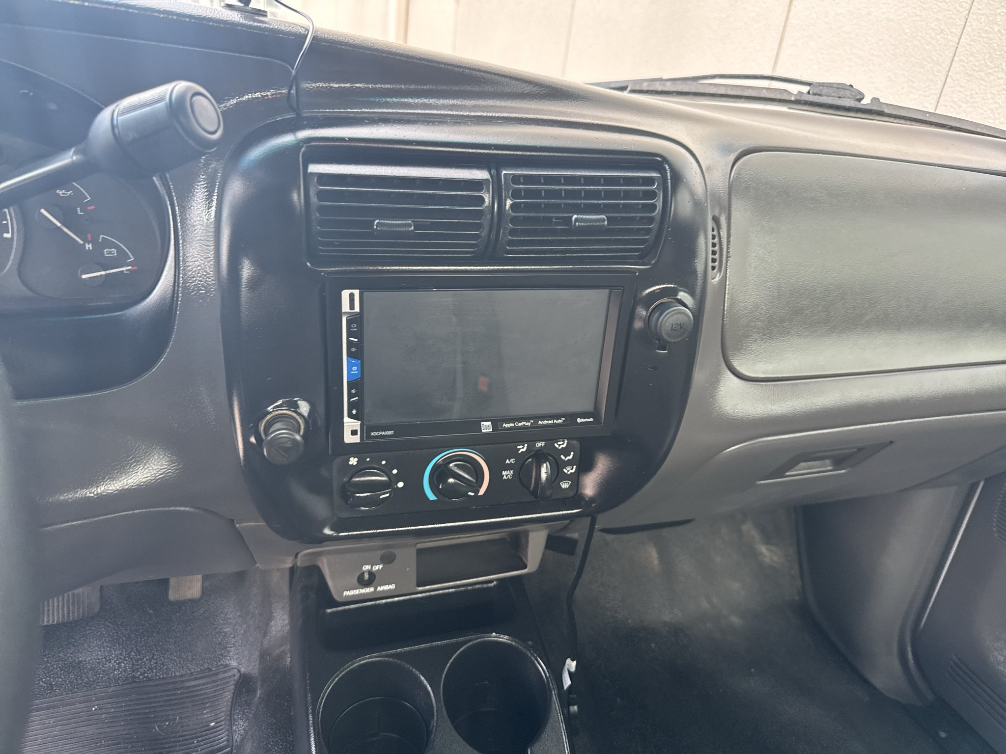 Used 2001 Oxford White Clearcoat Ford Edge image 10