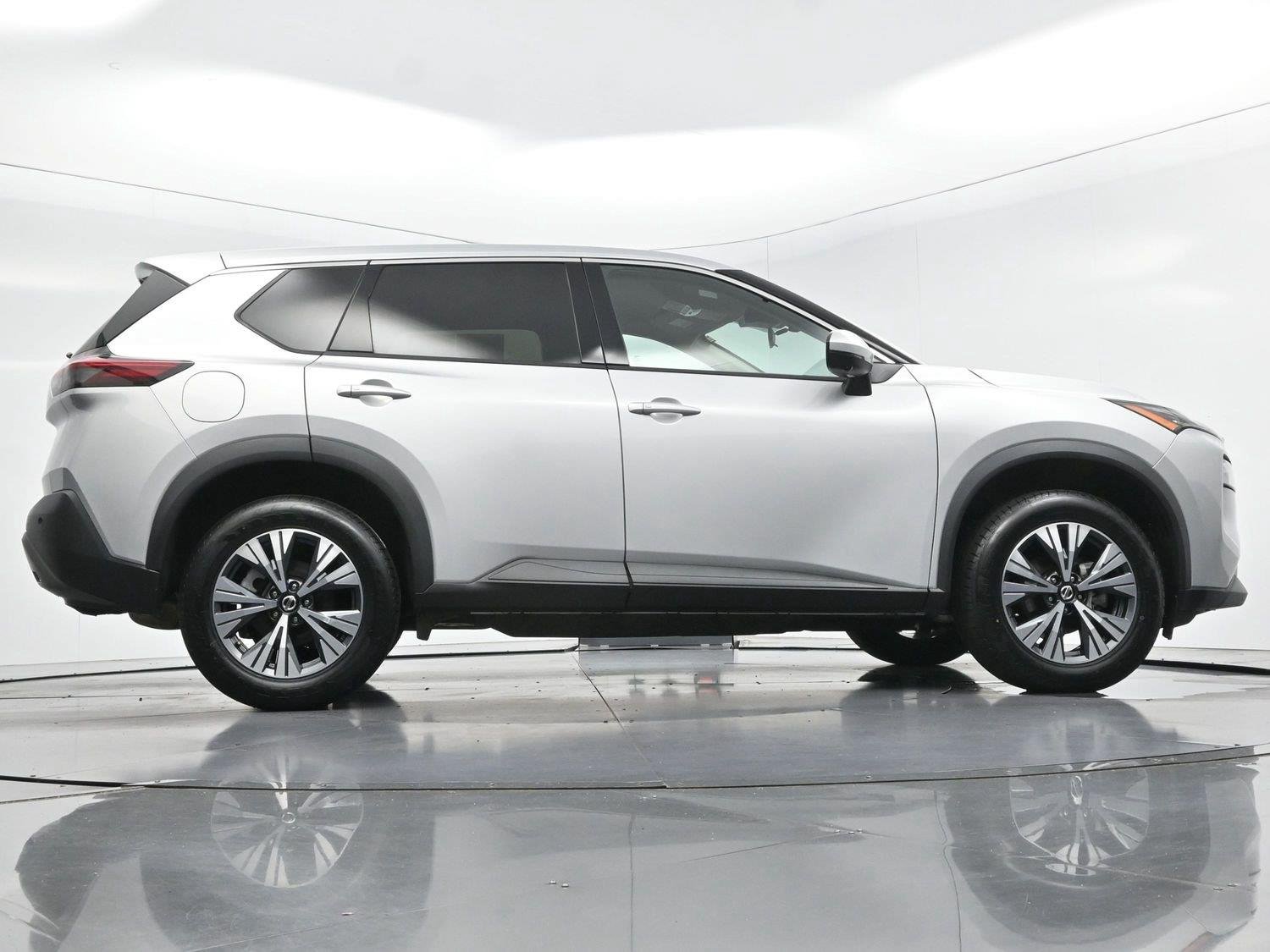 Used 2021 Brilliant Silver Metallic Nissan SV image 49