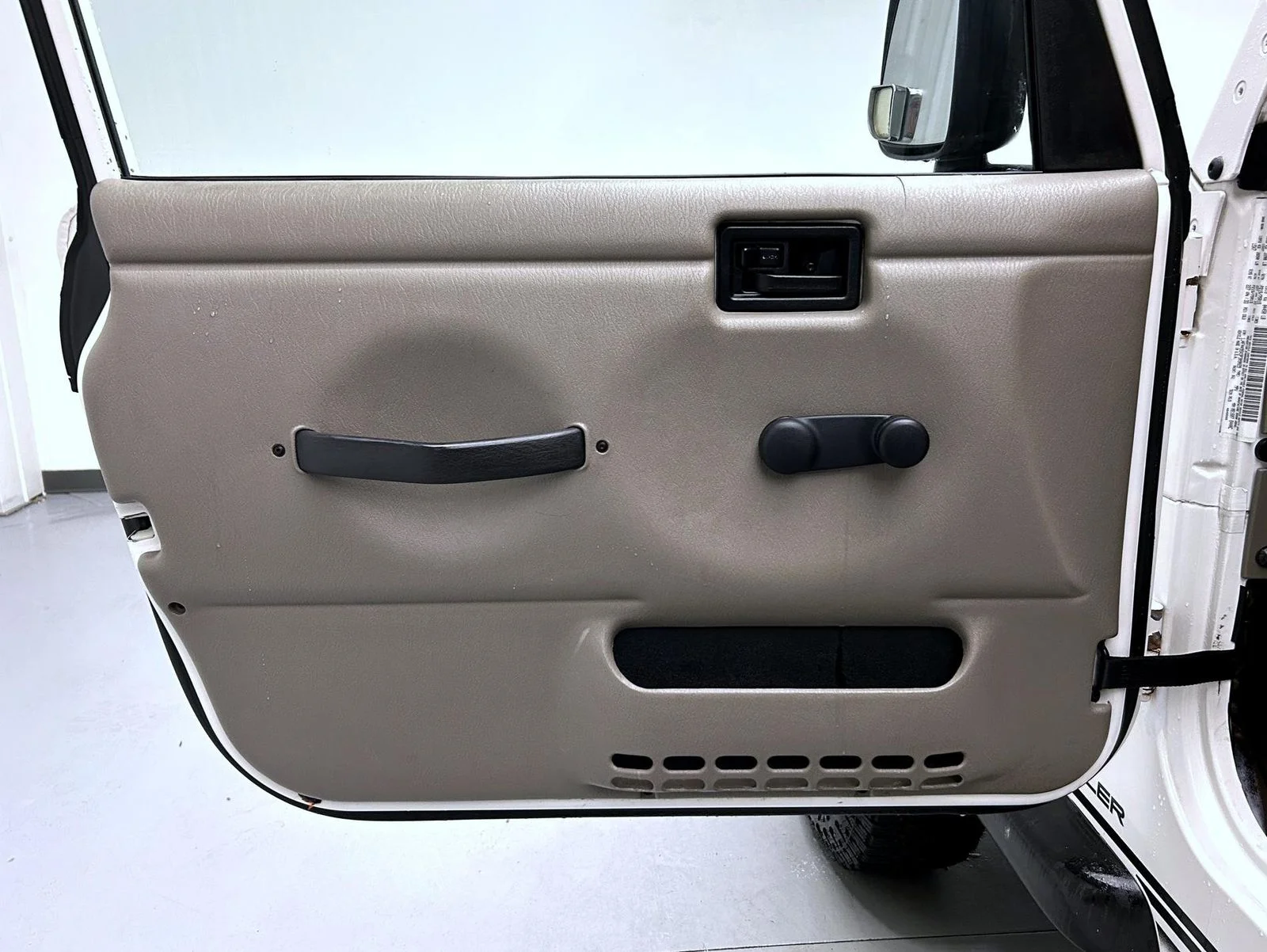 Used 2003 White Jeep Sport image 9