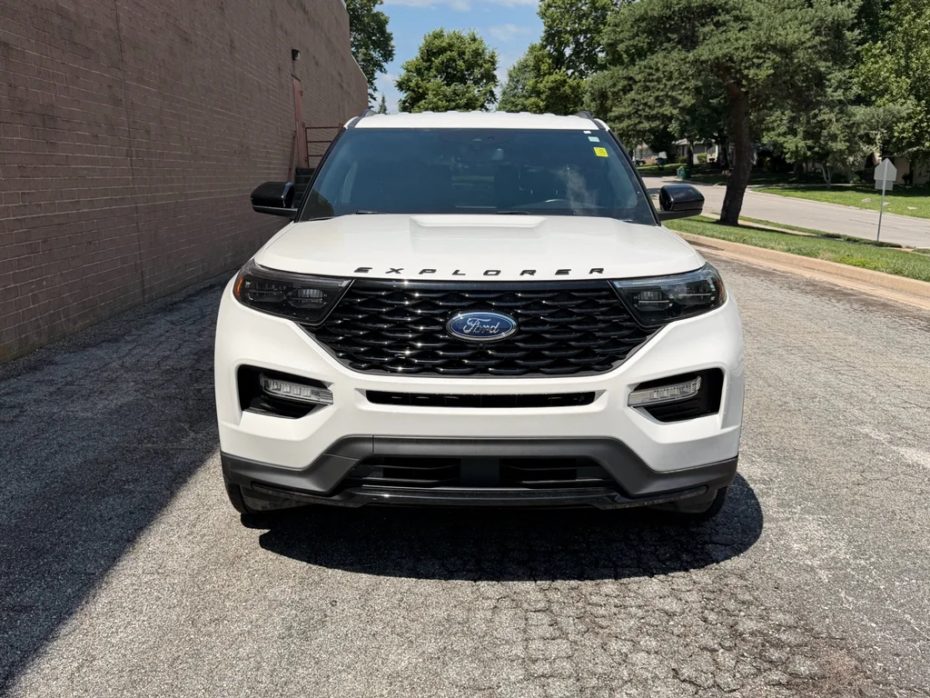 Used 2023 Star White Metallic Tri-Coat Ford ST-Line image 31