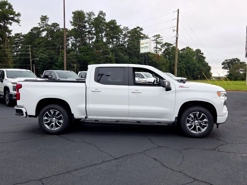 New 2026 Summit White Chevrolet RST image 39