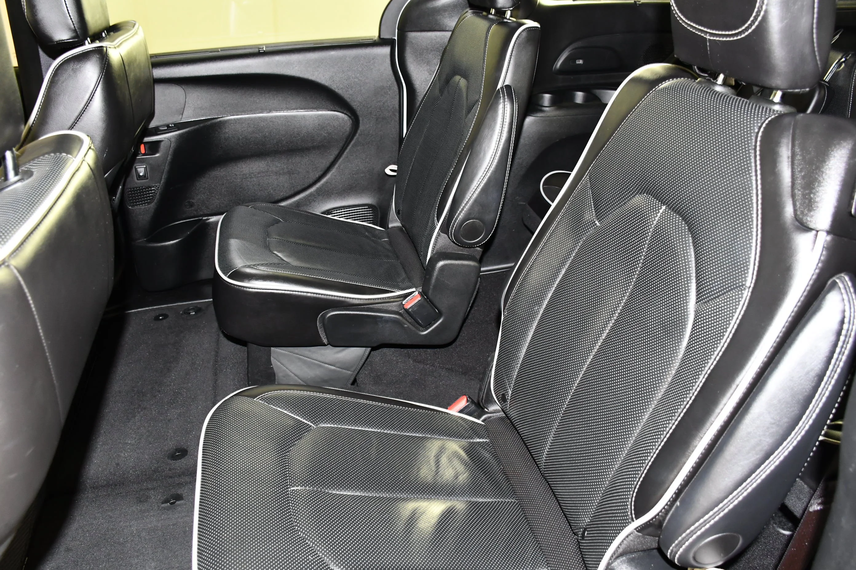 Used 2025 Bright White Clearcoat Chrysler Limited image 46