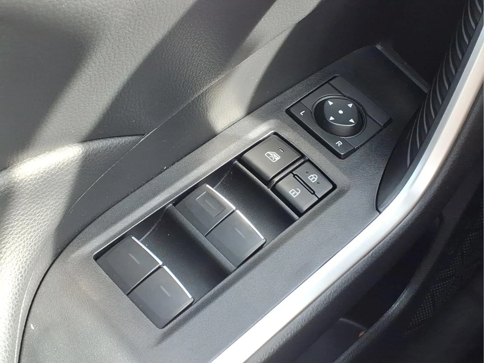2024 Toyota RAV4 XLE - Photo 18