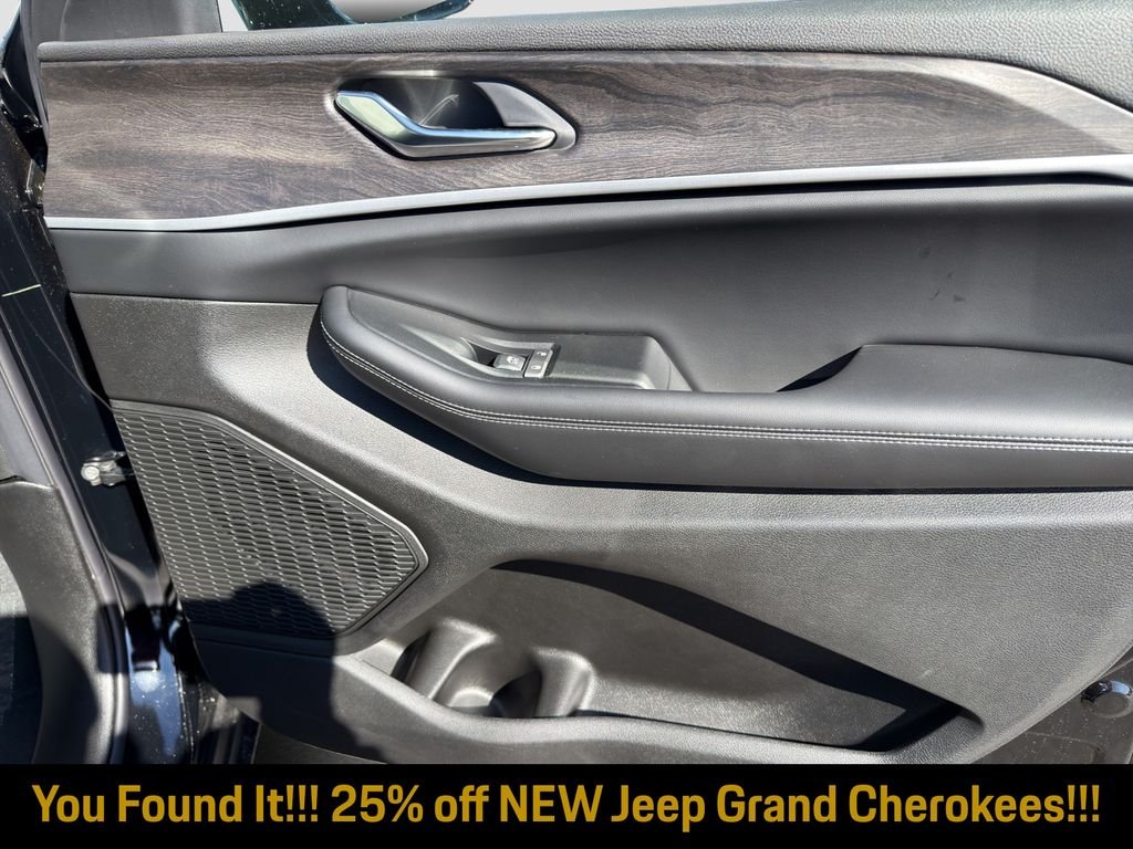 New 2026 Diamond Black Crystal Pearl-Coat Exterior Paint Jeep Altitude image 24