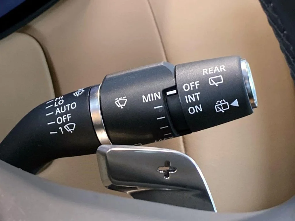 Used 2025  Land Rover SE image 19
