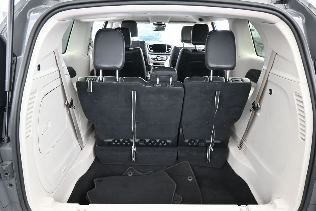 Used 2022 Ceramic Gray Clearcoat Chrysler Touring L image 43