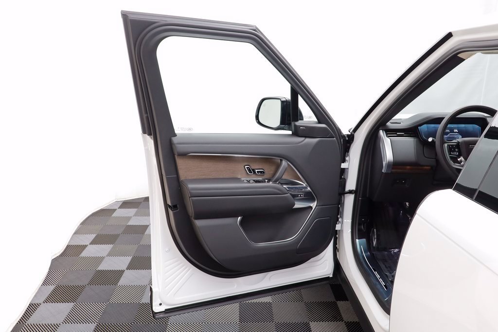New 2025 Fuji White LAND ROVER SE PHEV image 6