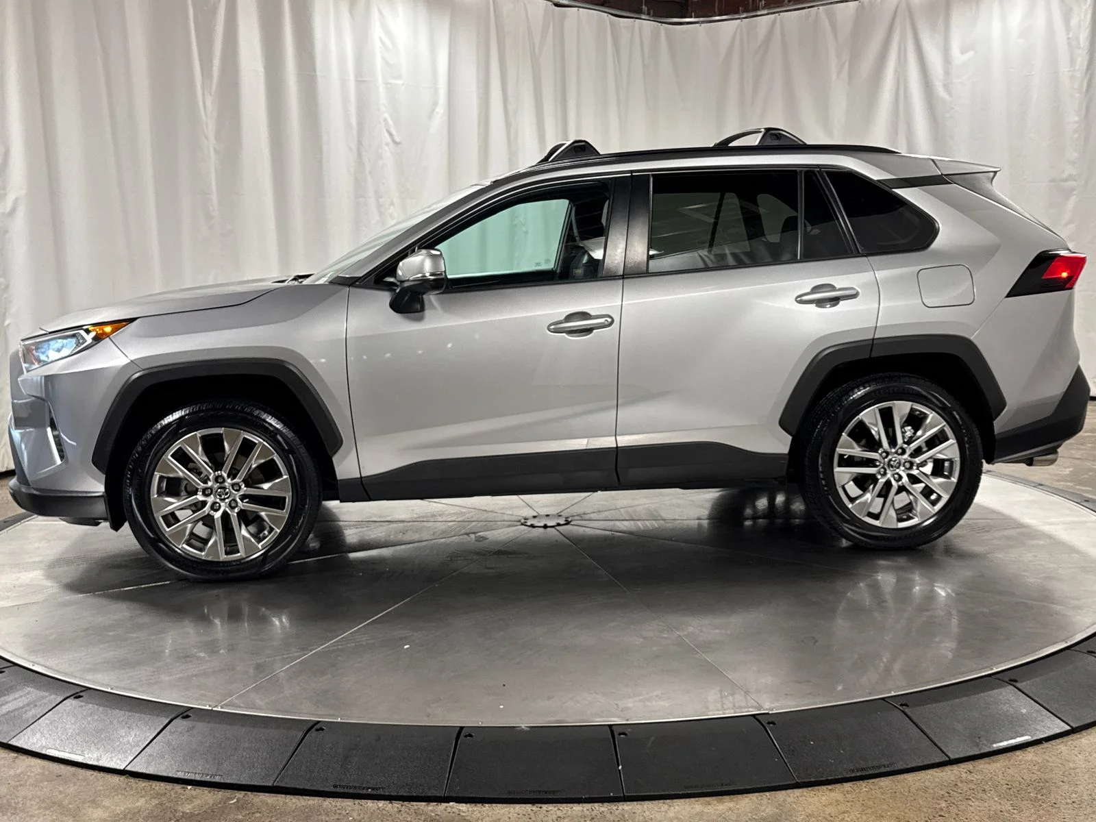 Used 2019 Silver Sky Metallic Toyota XLE Premium image 8