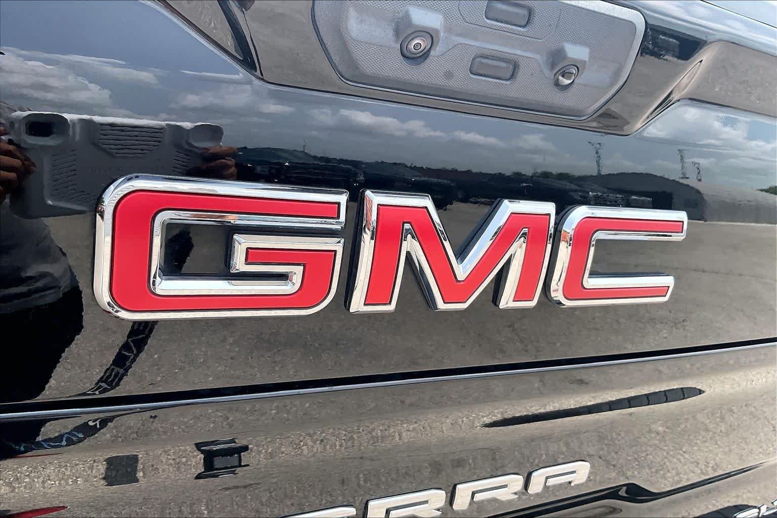 Used 2024 Onyx Black GMC SLT image 30