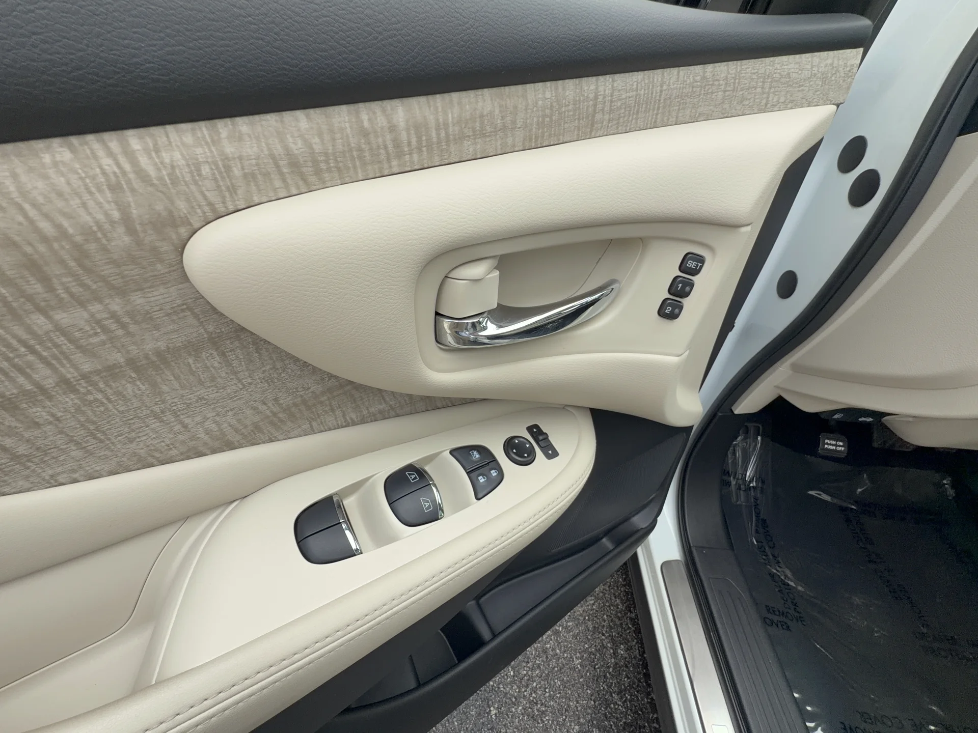 Used 2024 Pearl White TriCoat Nissan SL image 8