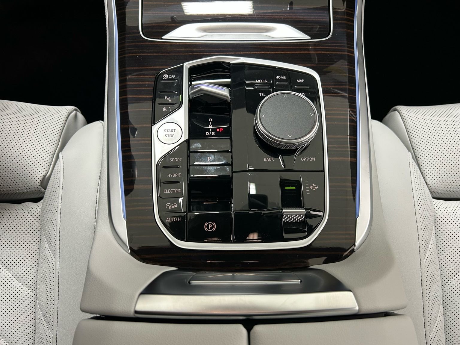 New 2026 Manhattan Green Metallic BMW xDrive50e image 37