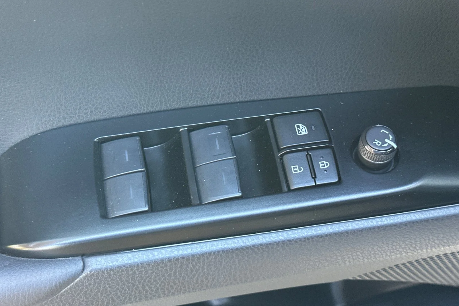 2025 Toyota Camry SE - Photo 20