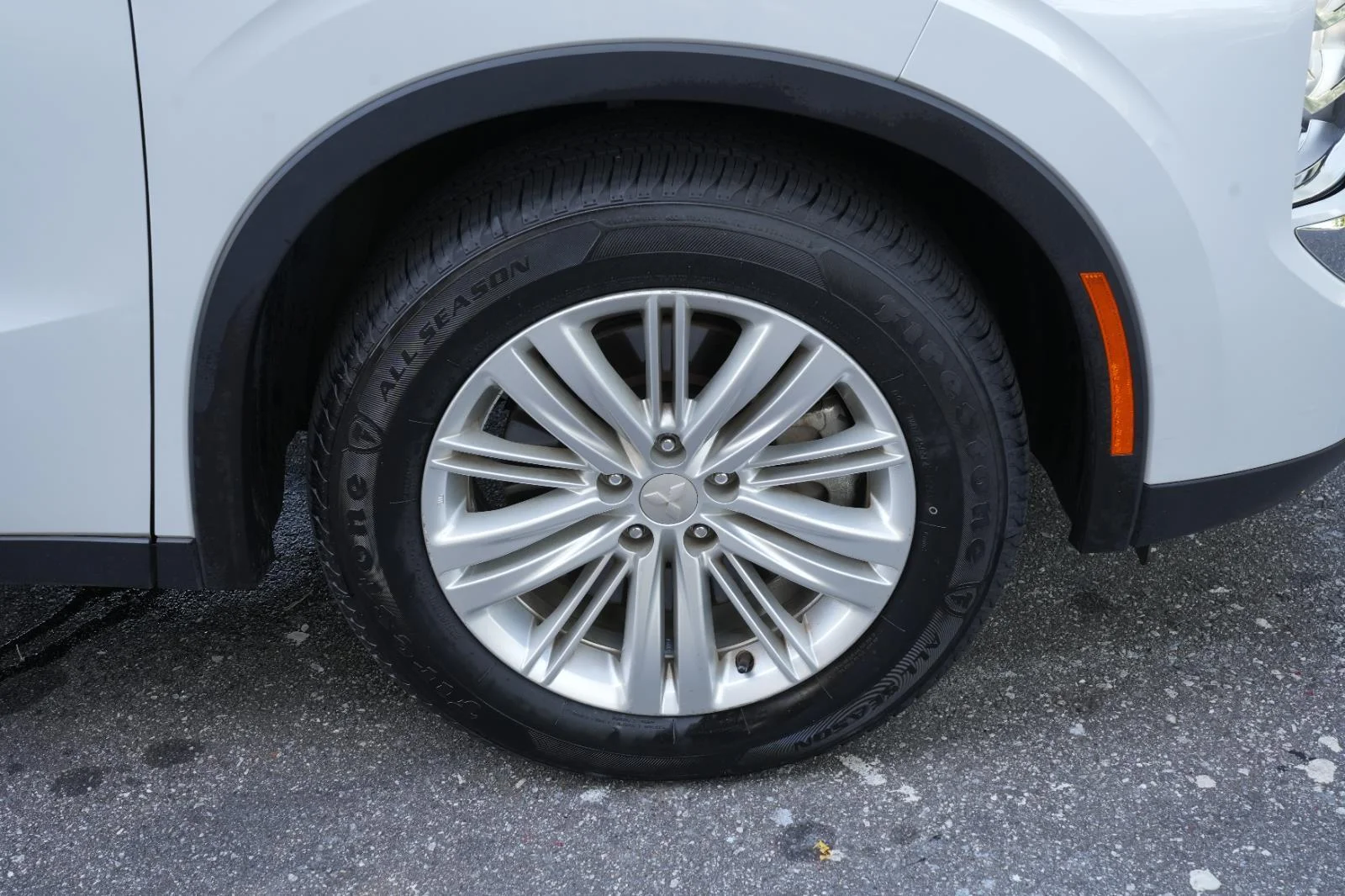 Used 2024 Silver Mitsubishi ES image 32