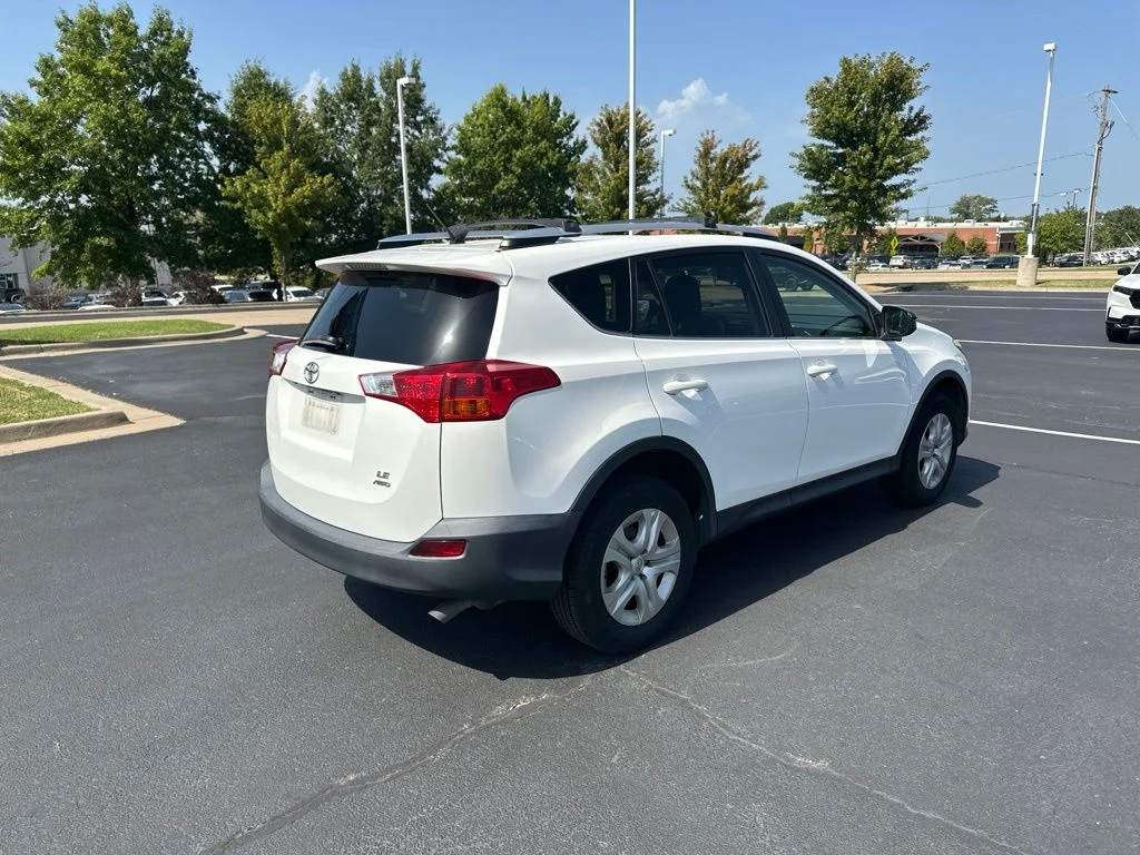Used 2015 White Toyota LE image 17