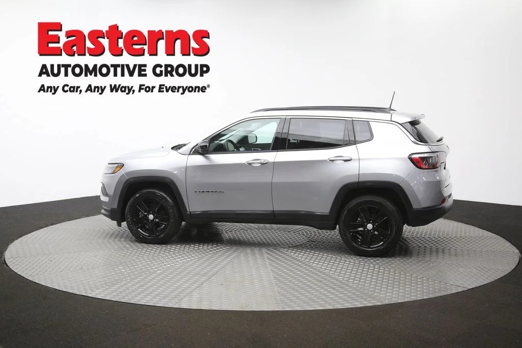 Used 2022 Silver Jeep Latitude image 63
