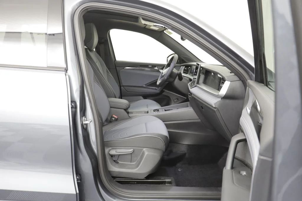 New 2026 Platinum Gray Volkswagen 2.0T SE R-Line Black image 19