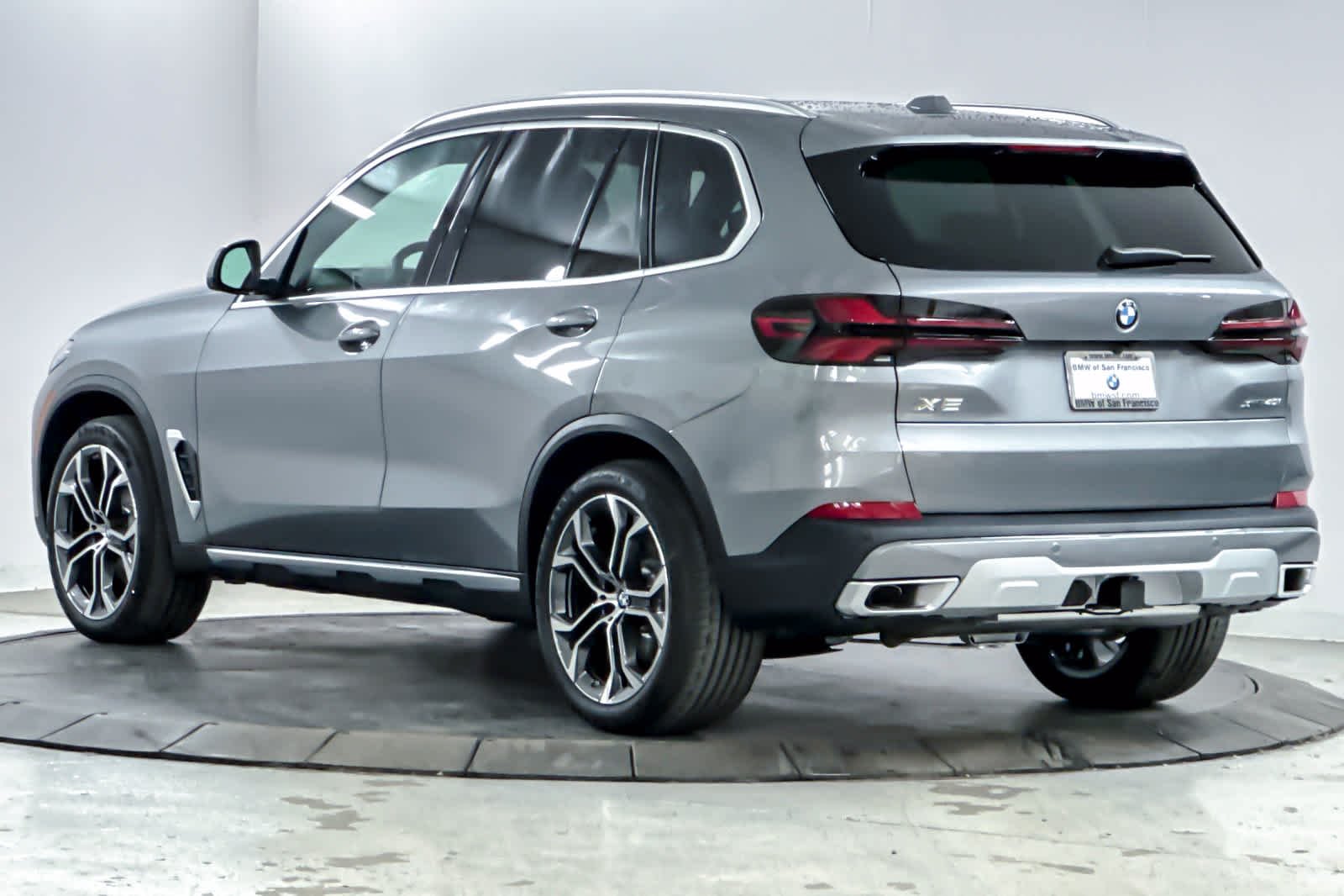 Used 2026 Skyscraper Grey Metallic BMW xDrive40i image 6