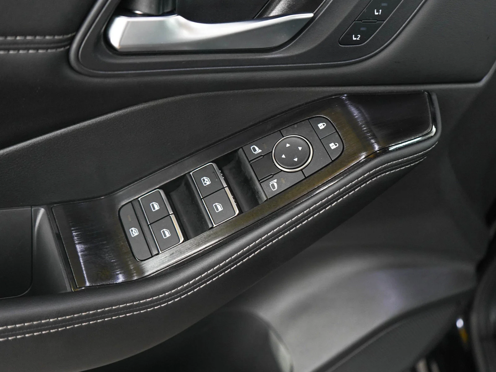 Used 2023 Super Black Nissan SL image 20