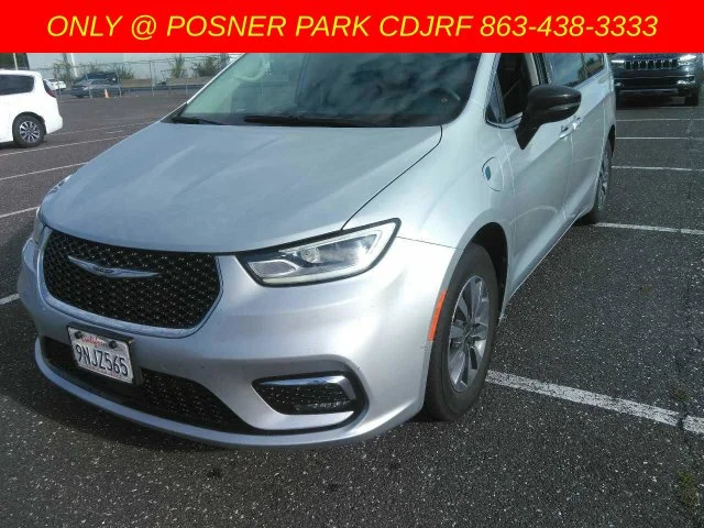 Used 2024 Silver Chrysler Select image 2