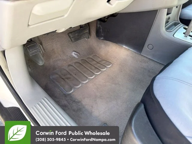 Used 2005 White Chevrolet  image 25