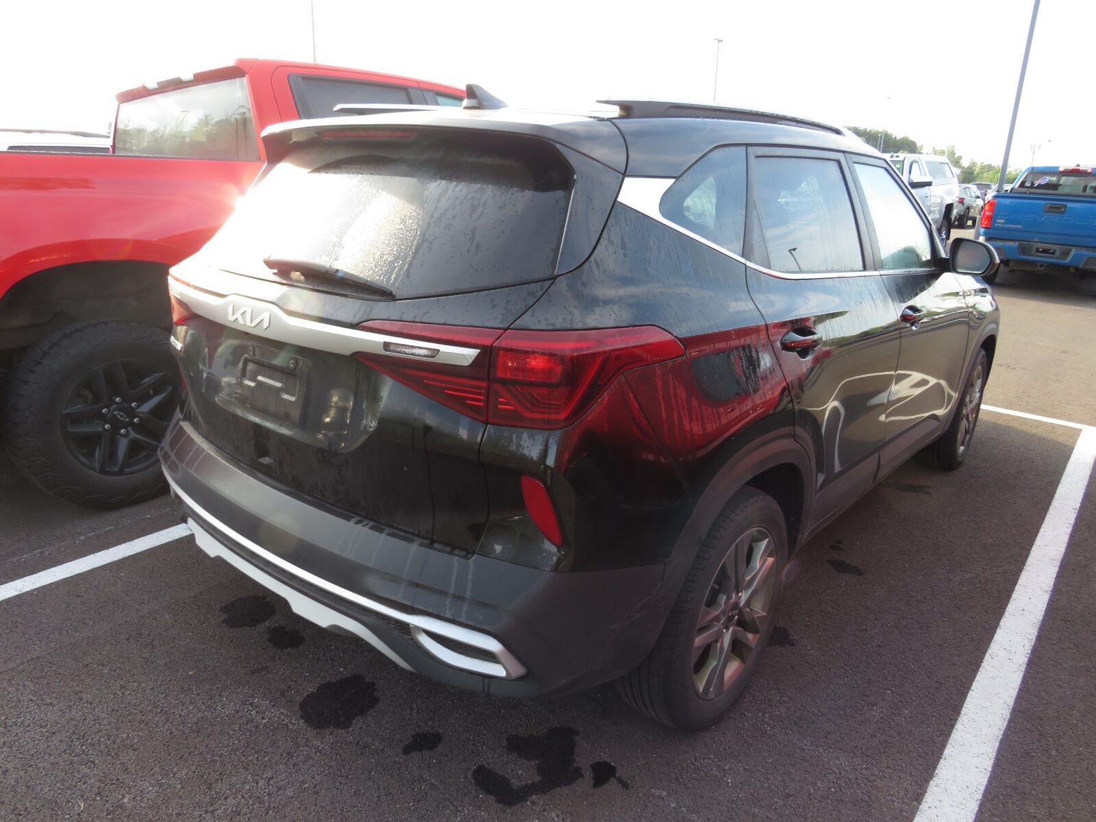 Used 2022 Cherry Black Kia S image 11